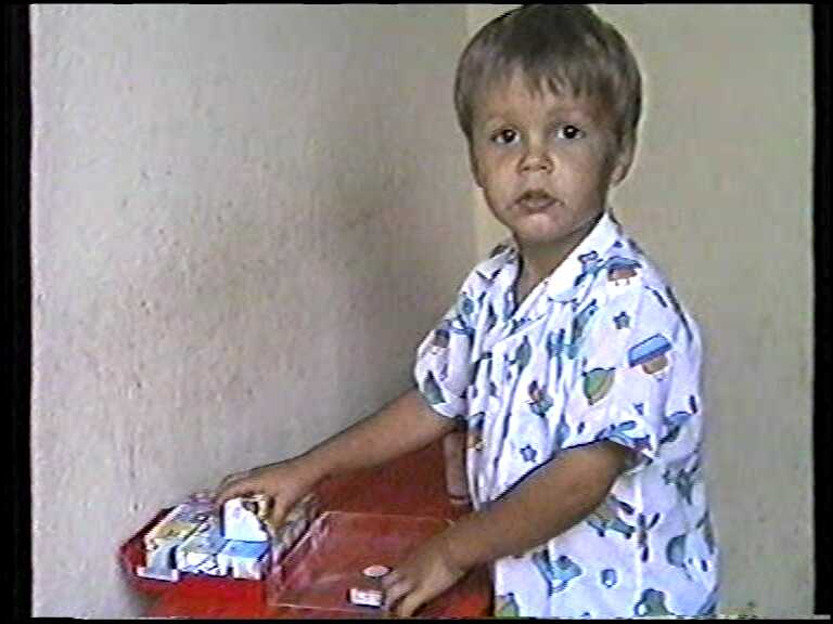 Ein Junge spielt mit Bilder-Bauklötzen