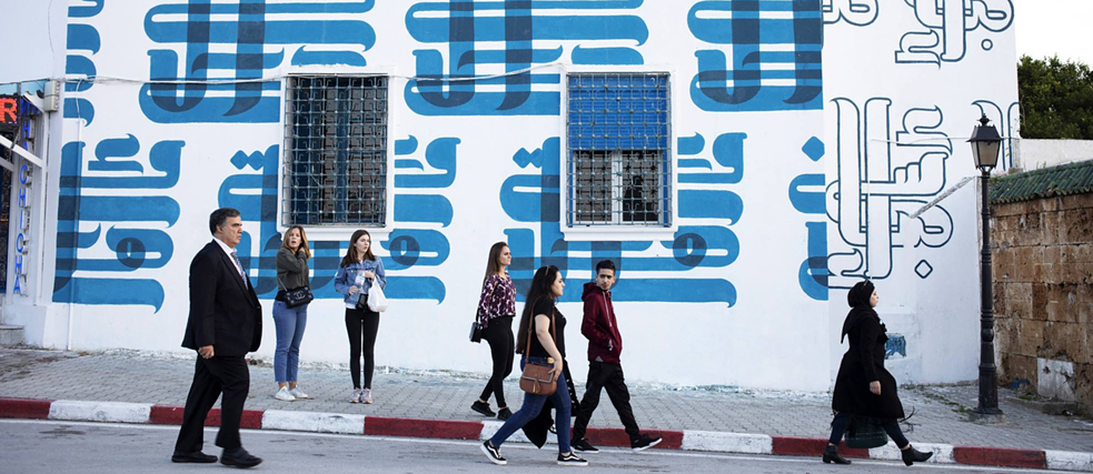 Ein Kunstwerk von ST4-The Project auf einer Hausfassade in Sidi Bou Saïd, Tunesien