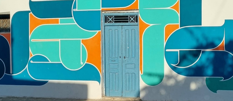 Ein bunter Hauseingang in Djerba, Tunesien