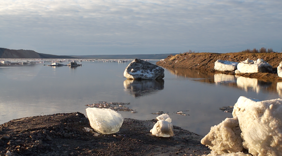 Лето пришло: остатки зимнего льда на берегу Лены в поселке Кюсюр. 