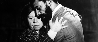 Hombre y mujer abrazados en una escena del film