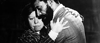 Hombre y mujer abrazados en una escena del film