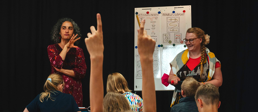 Mit Nazanin Zandi (li) lernen die Schüler*innen, wie man Comics selbst kreieren kann