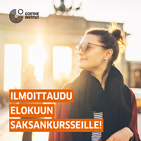 Deutschkurse im August 2022. Eine Frau steht vor dem Brandenburger Tor in Berlin.