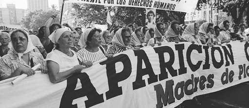 Viele Frauen auf einer Straßendemonstration