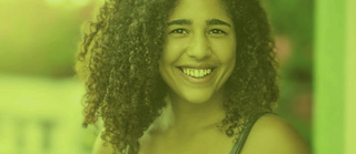 junges Mädchen schaut in die Kamera und lächelt