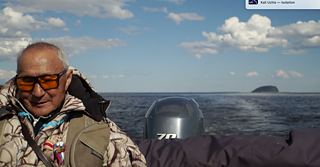 Semion Semionovich mit dem Berg Mesa im Hintergrund.