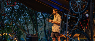 Der Musiker Max Rademann beim Stains in the Sun Festival 2022