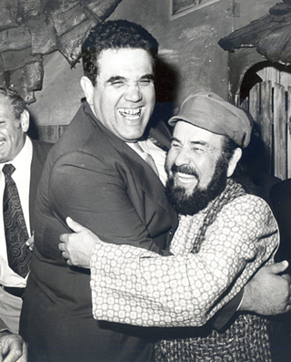 Gutfreund (Mitte) mit Shmuel Rodensky bei „Anatevka“ im Deutschen Theater München, 4. September 1972, wenige Stunden vor dem Attentat © Süddeutsche Zeitung