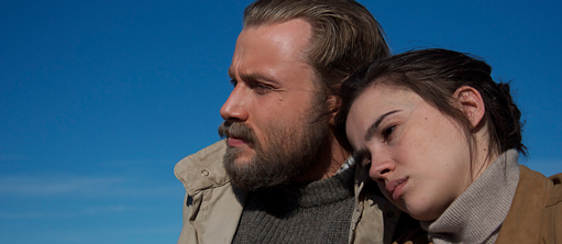 Junge Frau lehnt ihren Kopf an die Schulter eines jungen Mannes