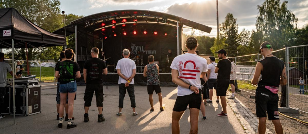 Besucher*innen beim Stains in the Sun Festival 2022