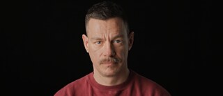Ein Mann schaut direkt in die Kamera