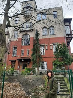 Ilaria Gaspari davanti a Villa Hecht, casa di Ingeborg Bachmann a Berlino
