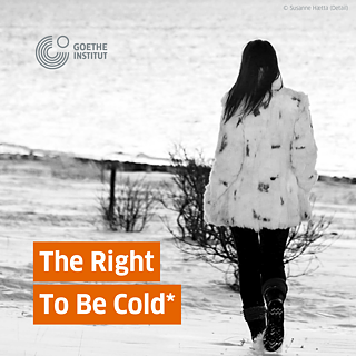 Eine Frau steht auf Tundra mit Rücken Richtung Kamera