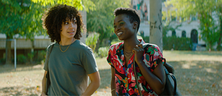 Ivie (Haley Louise Jones) e Naomi (Lorna Ishema) passeggiano in un parco