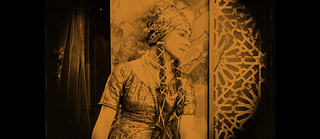 Filmstil Sumurun: Frau an einer Wand