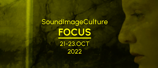 Der Titel der Veranstaltung vor einem dunklen Hintergrund. Rechts eine Person im Profil. 