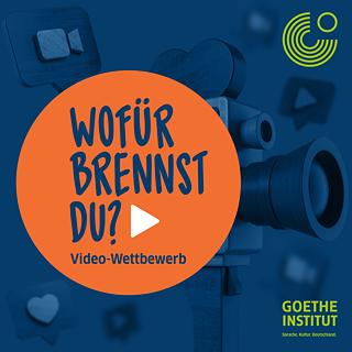 : Ένα γραφιστικό με μπλε φόντο και έναν πορτοκαλί κύκλο που περιέχει το κείμενο «Wofür brennst du? Video Wettbewerb» και ένα λευκό βέλος που συμβολίζει το «Play» στις μουσικές συσκευές. Δίπλα στον κύκλο υπάρχει μια μια βιντεοκάμερα και στο φόντο υπάρχουν διάσπαρτες μικρές κάμερες και καρδιές.
