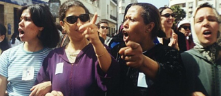 Eine Gruppe Frauen bei einem Protestmarsch. 