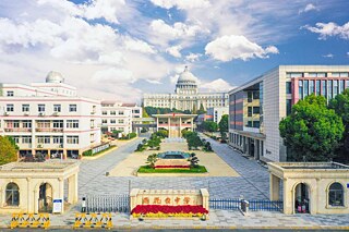 Übersicht der Schule International School of Nanjing Yuhuatai High School © @ International School of Nanjing Yuhuatai High School Übersicht der Schule International School of Nanjing Yuhuatai High School
