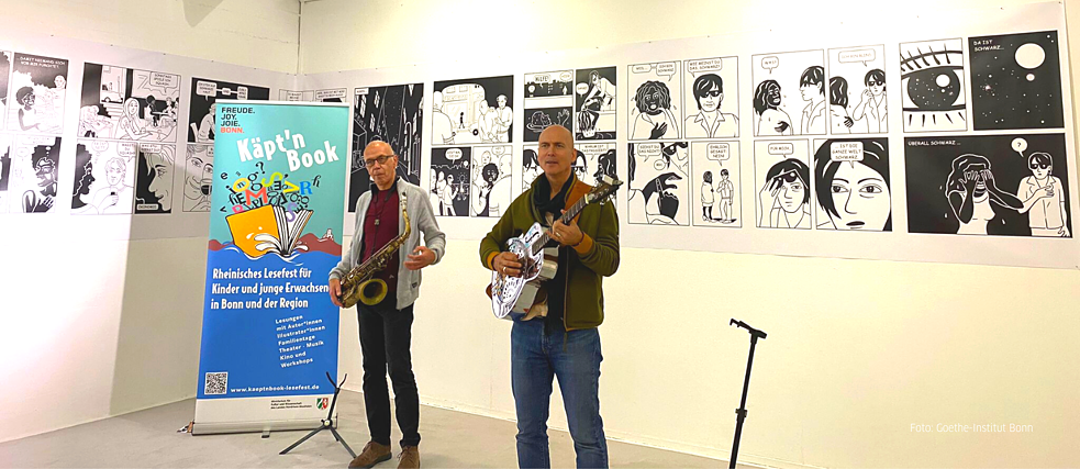 Gitarrist und Rezitator Oliver Steller bei der Ausstellungseröffnung