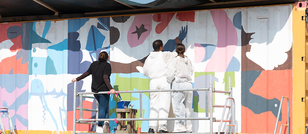 Teilnehmer*innen im Austausch mit ST4-The Project bzgl. der Container Gestaltung