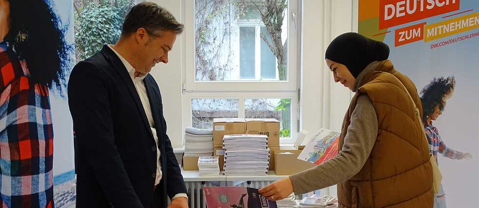 DaF-Tag am Goethe-Institut Freiburg 2022 - Stand Deutsche Welle