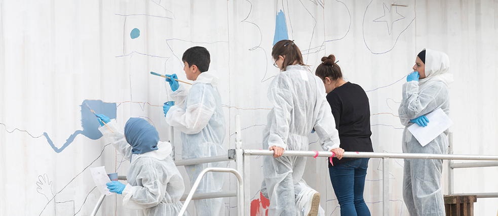 Kinder und Jugendliche beim Gestalten eines Übersee-Containers