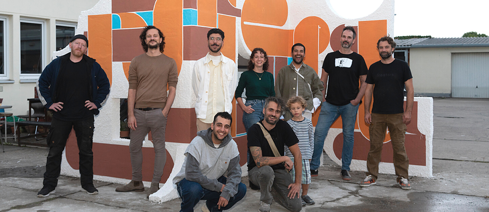 Team von ST4-The Project, Freeters und dem Goethe-Institut vor geschaffener Skulptur