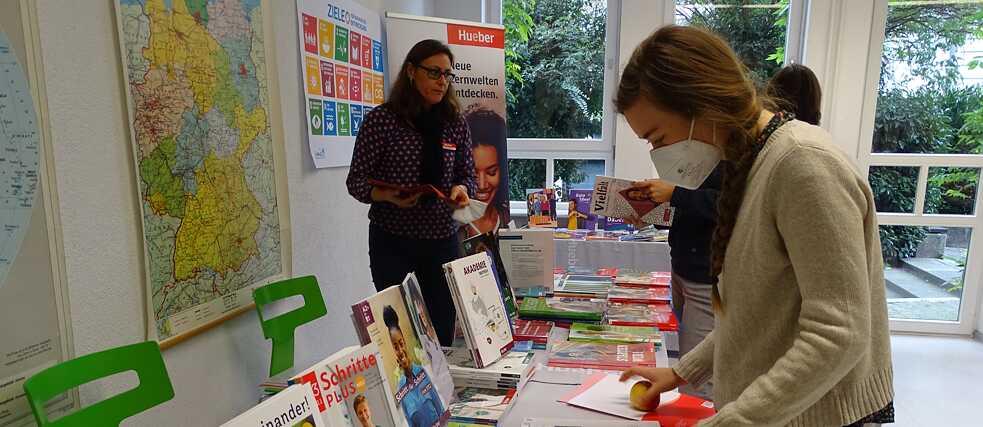 DaF-Tag am Goethe-Institut Freiburg 2022 - Stand Hueber