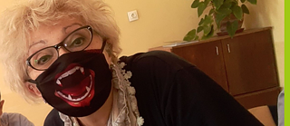Frau mit Monstermaske in der Schule