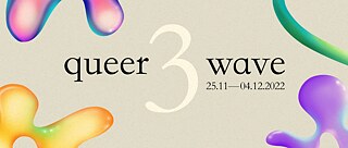 Το μπάνερ του φεστιβάλ έχει τον τίτλο "queer 3 wave" στο κέντρο ενός μπεζ φόντου. Ο αριθμός 3 είναι μεγαλύτερος και κεντρικά τοποθετημένος, ενώ κάτω από τη λέξη "wave" αναγράφονται οι ημερομηνίες 25.11 - 04.12.2022. Γύρω από τον τίτλο υπάρχουν πολύχρωμα μη αναγνωρίσιμα σχήματα που μοιάζουν με ζελεδάκια.