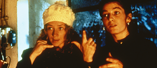 Zwei Menschen nutzen Gebärdensprache.