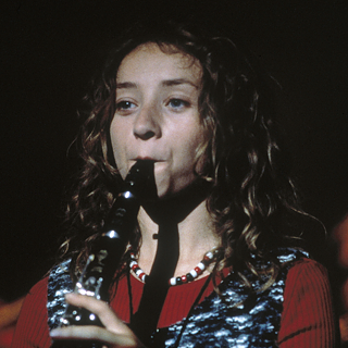 Eine Frau spielt Klarinette.