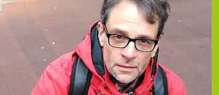 lachender Mann im Hemd