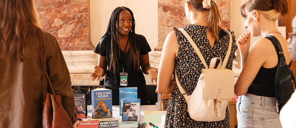 Besucher*innen bei der interaktiven Ausstellung