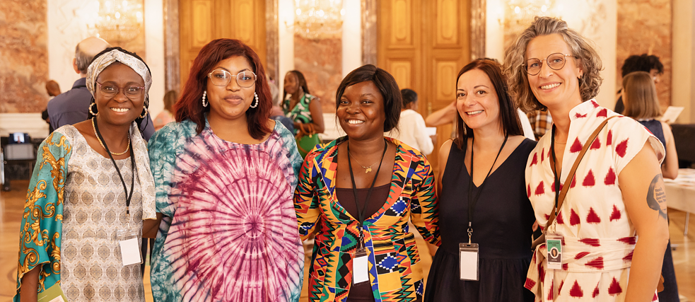 Besucher*innen bei der interaktiven Ausstellung