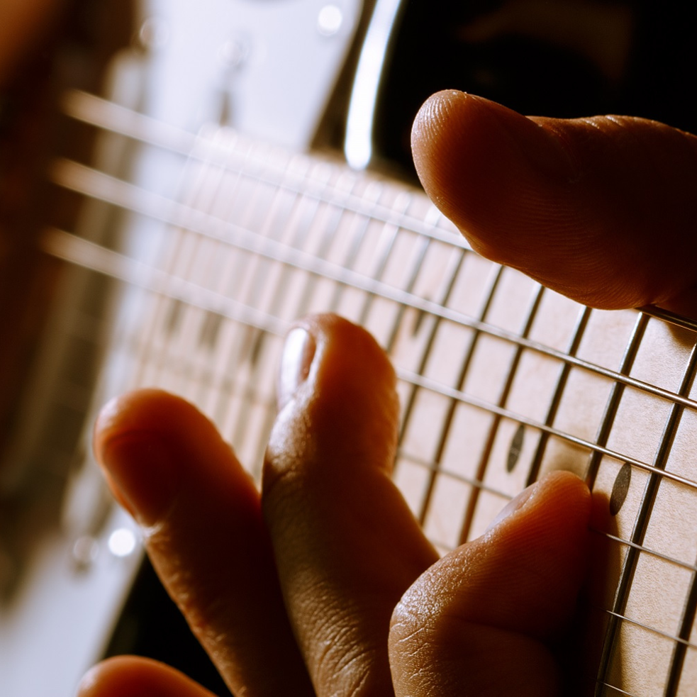 Mains sur une guitare