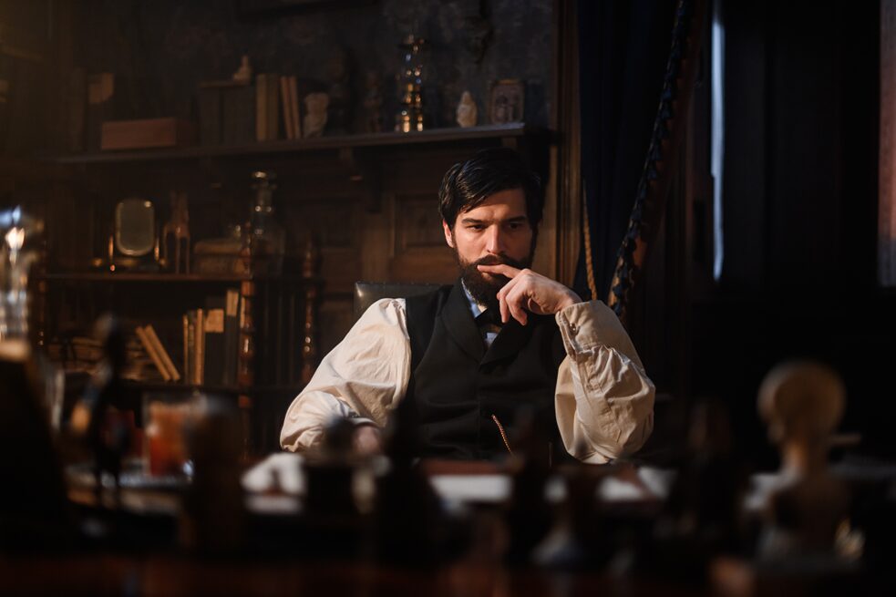 Still de divulgação da série “Freud” da Netflix: Freud (Robert Finster) à mesa de seu escritório.