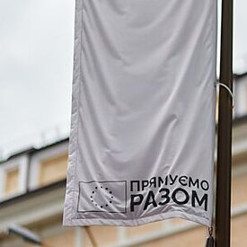 Weißes Banner - Wir gehen zusammen