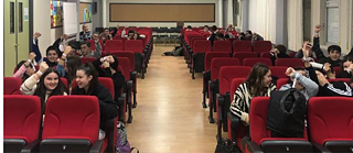 Gruppenbild der Schüler*innen in Kinosesseln