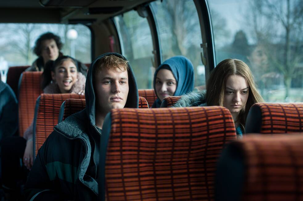 Still da série alemã original da Netflix Nós somos a onda: Tristan (Ludwig Simon) e Zazie (Michelle Barthel) no ônibus escolar
