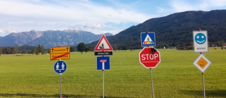 Verkehrsschilder vor Bergen