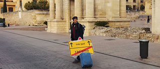 Workshopleiter im Straßenbild von Almería mit Verkehrsschildern