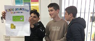 Drei Schüler präsentieren ihr selbst gestaltetes Verkehrsschilde