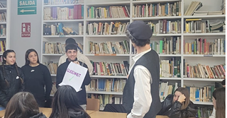 Workshopteilnehmer*innen mit dem Kursleiter 