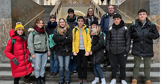 Alle Teilnehmer*innen der Reise stehen vor einem Museum