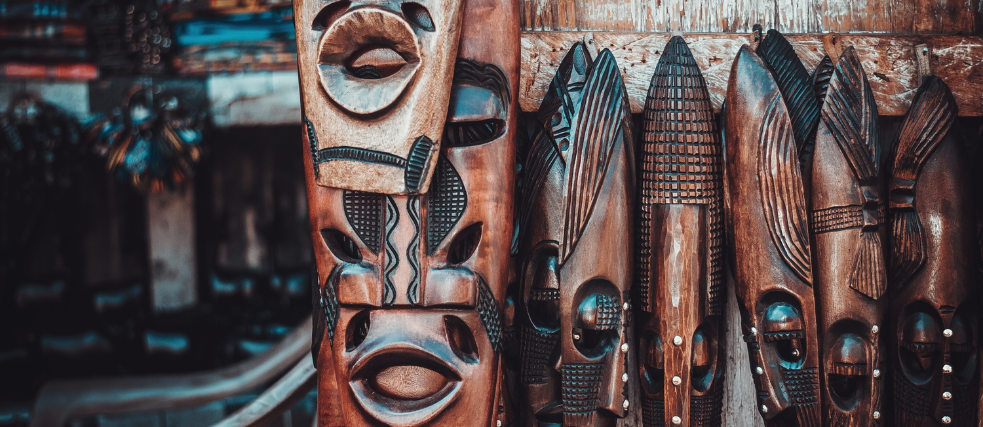 Afrikanische Holzmasken werden auf einem Markt zum Kauf angeboten. Bildauswahl der Region SSA zur Kultur- und Spracharbeit