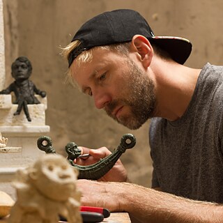 Mykhailo Kolodko bei der Arbeit in seiner Werkstatt.