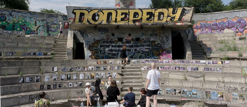 Ausstellung in einem verlassenen Amphitheater in Riwne. Darüber: „Schreite voran“